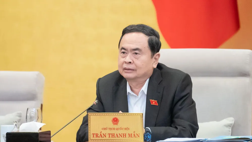 Chủ tịch Quốc hội Trần Thanh Mẫn ký ban hành 2 nghị quyết của Ủy ban Thường vụ Quốc hội. Ảnh: VIẾT CHUNG 