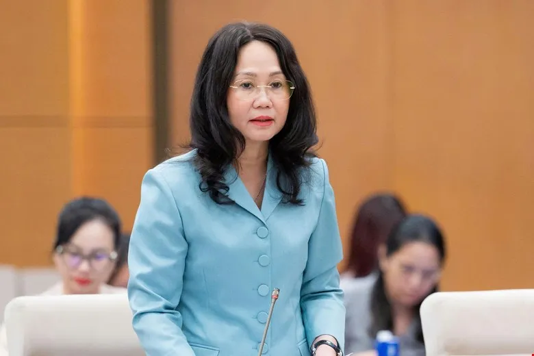 Bộ trưởng Bộ VH-TT-DL Lâm Thị Phương Thanh báo cáo về việc giải trình, tiếp thu, chỉnh lý đối với Luật sửa đổi, bổ sung một số điều của Luật Xuất bản. Ảnh: CẨM HÀ 