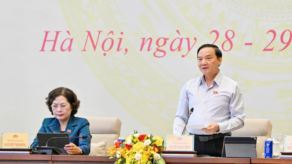 Phó Chủ tịch Quốc hội Nguyễn Khắc Định tổng kết nội dung thảo luận. Ảnh: VIẾT CHUNG 