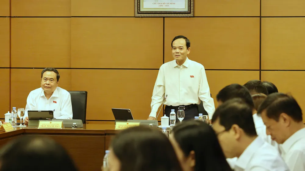 Bí thư Thành ủy TPHCM Trần Lưu Quang điều hành phiên thảo luận tại tổ ĐBQH, chiều 18-10. Ảnh: QUANG PHÚC