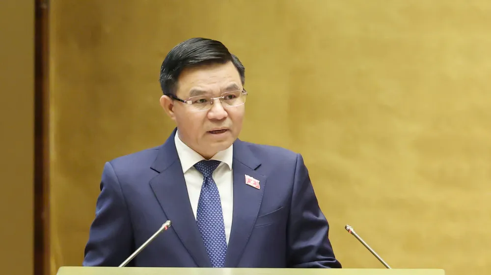 Bộ trưởng Bộ Công thương Lê Mạnh Hùng trình dự án Luật sửa đổi, bổ sung một số điều của Luật Thương mại, Luật Cạnh tranh, Luật Quản lý ngoại thương, Luật Bảo vệ quyền lợi người tiêu dùng. Ảnh: QUANG PHÚC 