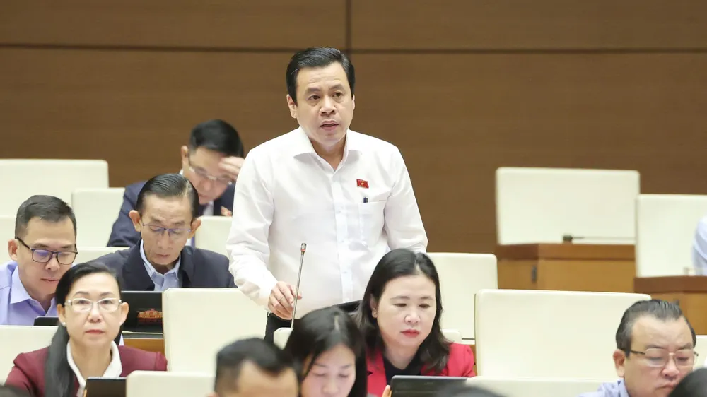 ĐB Trần Anh Tuấn (TPHCM) phát biểu về dự án Luật sửa đổi, bổ sung một số điều của Luật Chứng khoán. Ảnh: QUANG PHÚC