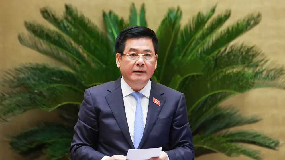 Phó Chủ tịch Quốc hội Nguyễn Hồng Diên điều hành phiên thảo luận. Ảnh: VIẾT CHUNG