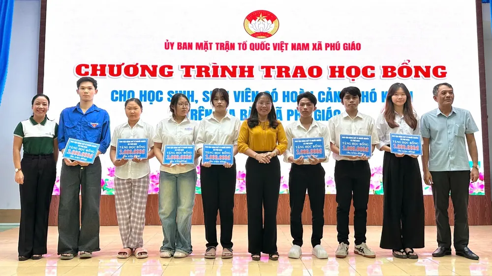 Xã Phú Giáo (TPHCM) trao 129 suất học bổng đến học sinh, sinh viên 