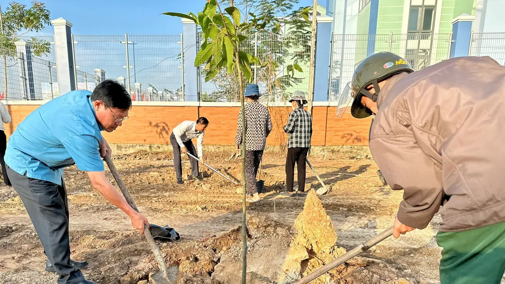 Xã Phú Giáo phát động Ngày Cây xanh Việt Nam