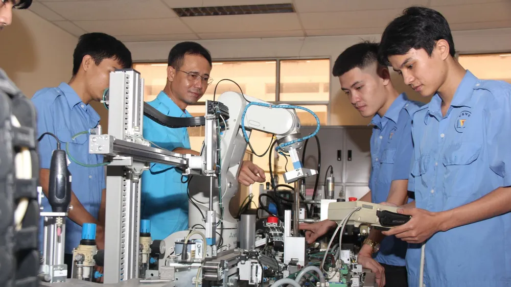 Phấn đấu tỷ lệ lao động có trình độ cao đẳng, đại học đạt ít nhất 20% trở lên