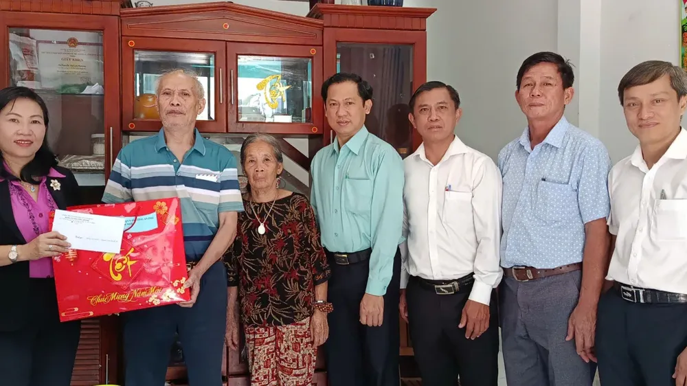 Lãnh đạo phường An Phú thăm, tặng quà đảng viên