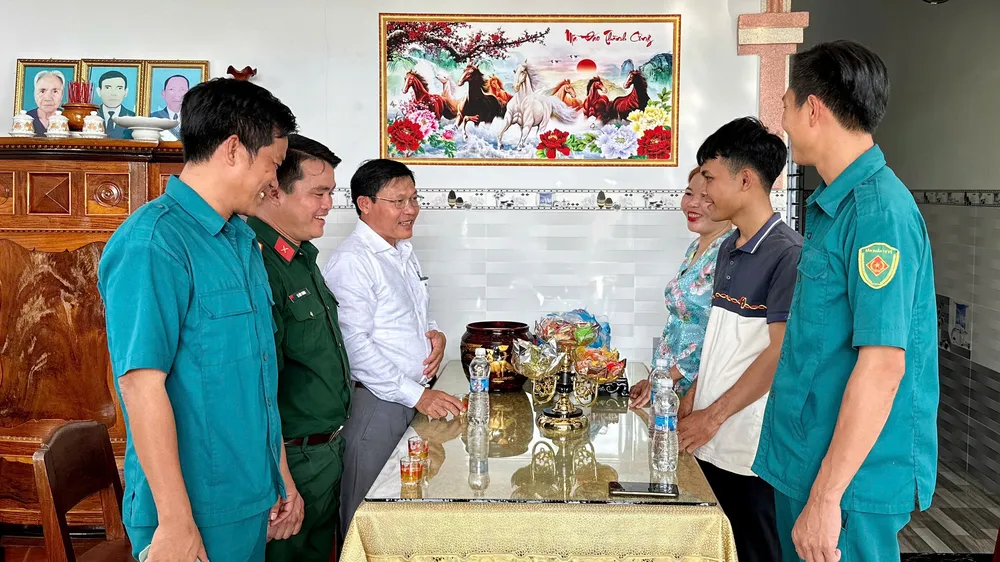 Xã Phú Giáo: Thăm, tặng quà động viên thanh niên người dân tộc trước lúc nhập ngũ