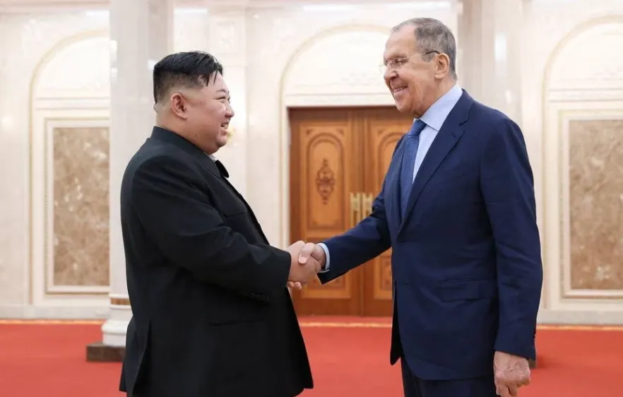 Nhà lãnh đạo Triều Tiên Kim Jong-un (trái) và Ngoại trưởng Nga Sergei Lavrov. Ảnh: REUTERS