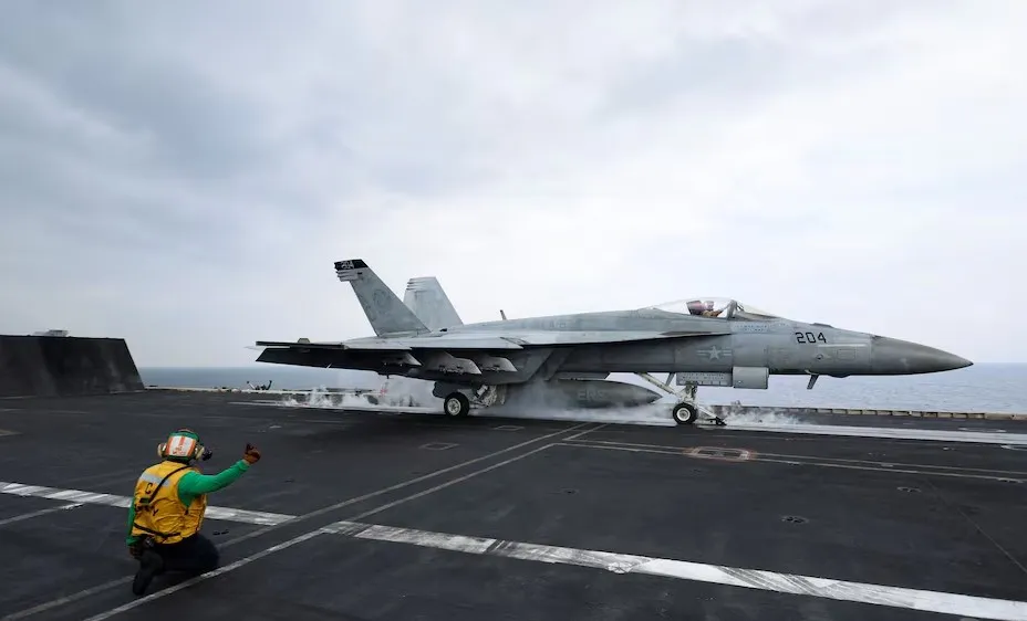 Một máy bay chiến đấu F/A-18E Super Hornet của Mỹ cất cánh từ tàu sân bay USS Dwight D. Eisenhower ở phía Nam Biển Đỏ, Trung Đông. Ảnh: REUTER