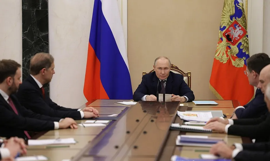 Tổng thống Nga Vladimir Putin chủ trì cuộc họp ngày 9-3. Ảnh: ĐIỆN KREMLIN