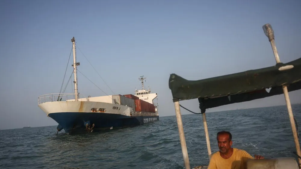 Tàu thương mại của Iran trúng vật thể không xác định ở eo biển Hormuz