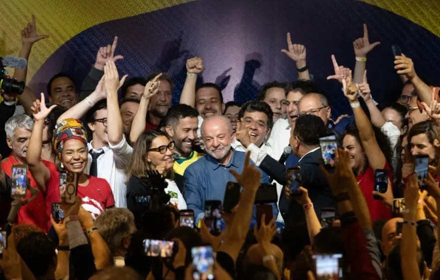 Tổng thống Brazil Lula da Silva (áo xanh) cùng người ủng hộ tại thành phố Sao Paulo ngày 25-10. Ảnh: MAIRA ERLICH/BLOOMBERG