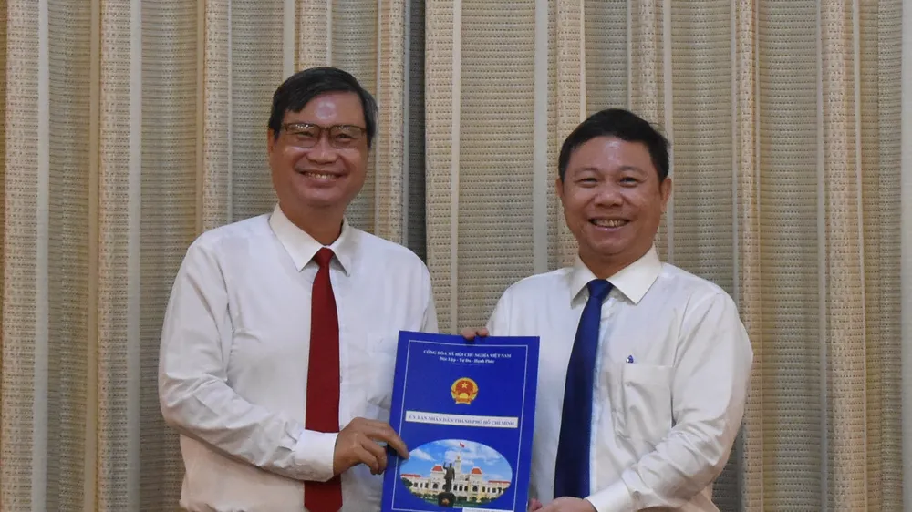 Phó Chủ tịch UBND TPHCM Dương Anh Đức trao quyết định cho đồng chí Vương Đức Hoàng Quân