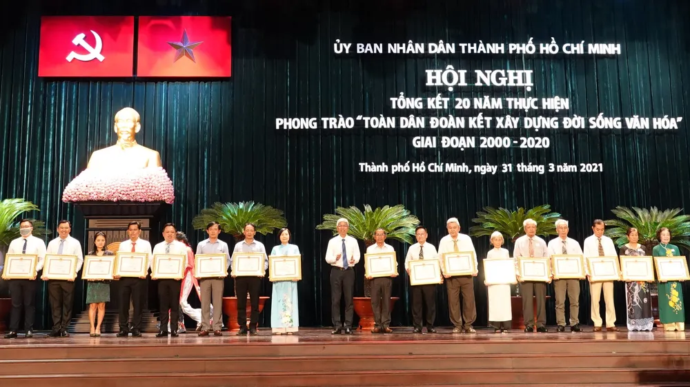 Phó Chủ tịch UBND TPHCM Võ Văn Hoan tặng bằng khen cho các tổ chức, cá nhân. Ảnh: ĐÌNH LÝ
