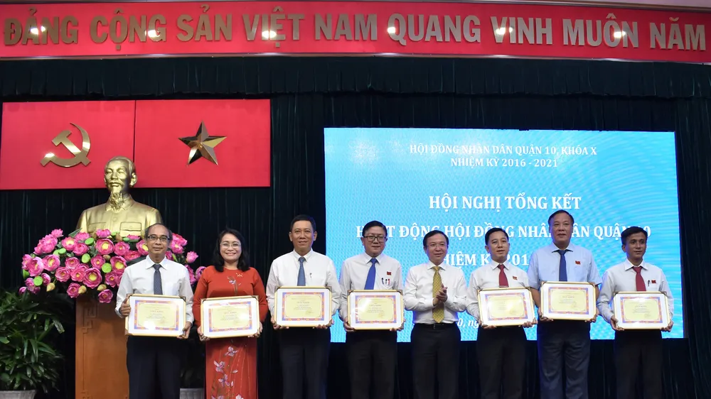 Bí thư Quận ủy quận 10 Đặng Quốc Toàn tặng giấy khen cho các tập thể có thành tích trong hoạt động HĐND quận nhiệm kỳ 2016 - 2021