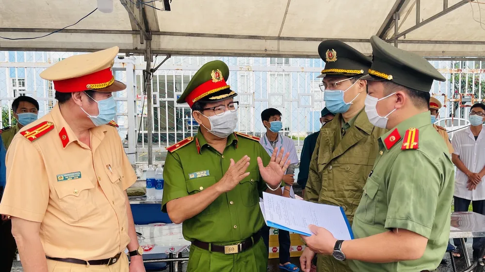 Thiếu tướng Trần Đức Tài kiểm tra công tác triển khai lực lượng, phương tiện, trang bị hậu cần, công tác phối hợp với các lực lượng công an TPHCM. Ảnh: VĂN MINH