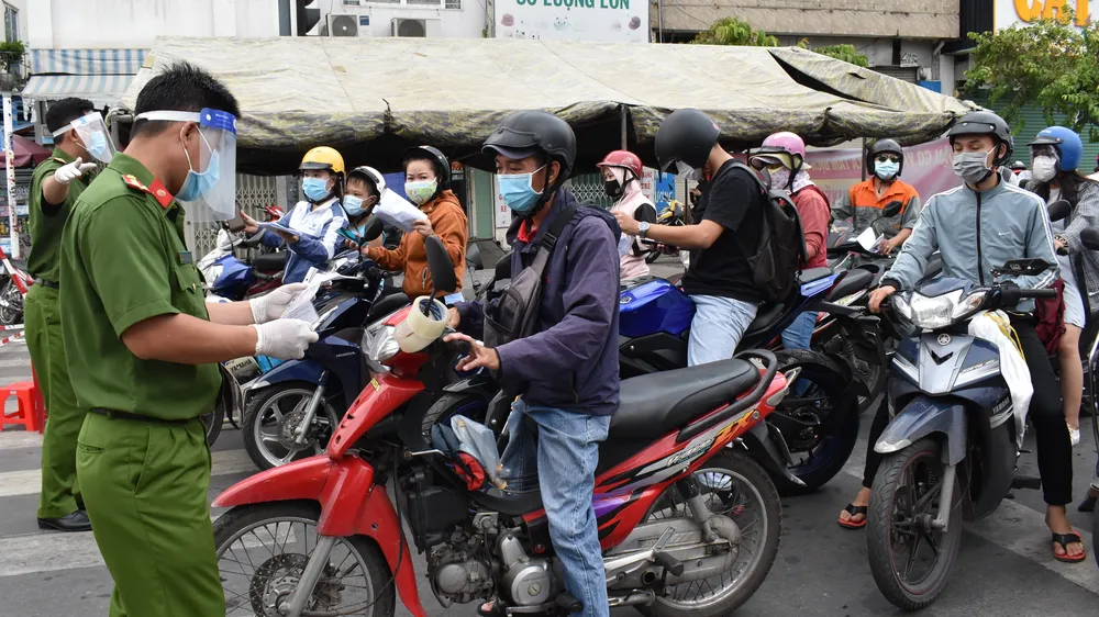 Kiểm soát người dân đi ra vào quận Gò Vấp tại chốt Phan Văn Trị - Phạm Văn Đồng