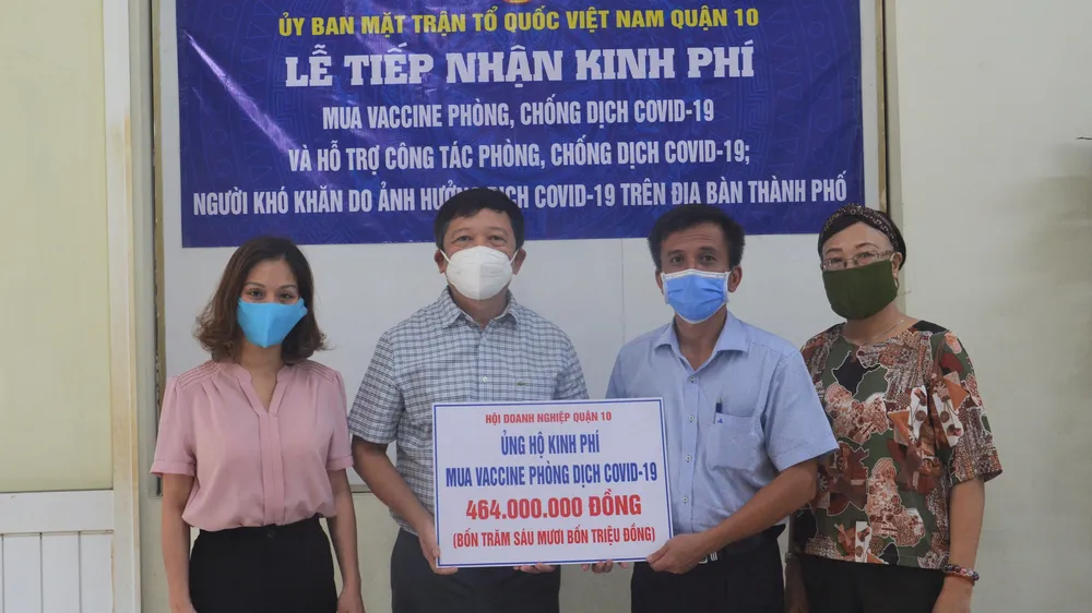 Hội Doanh nghiệp quận 10 trao tặng tiền ủng hộ mua vaccine phòng Covid-19