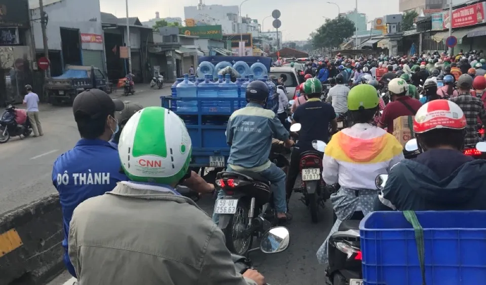 Ùn ứ giao thông tại chốt kiểm soát trên đường Lê Đức Thọ, quận Gò Vấp