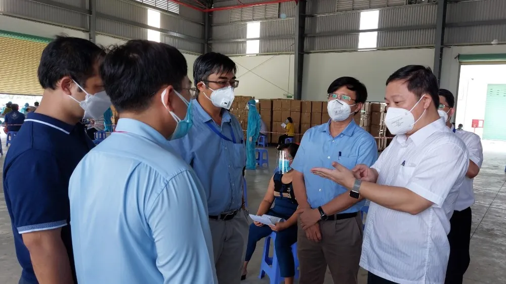 Phó Chủ tịch UBND TPHCM Dương Anh Đức kiểm tra công tác tiêm vaccine tại Công ty TNHH Sản xuất - Thương mại Nam Anh
