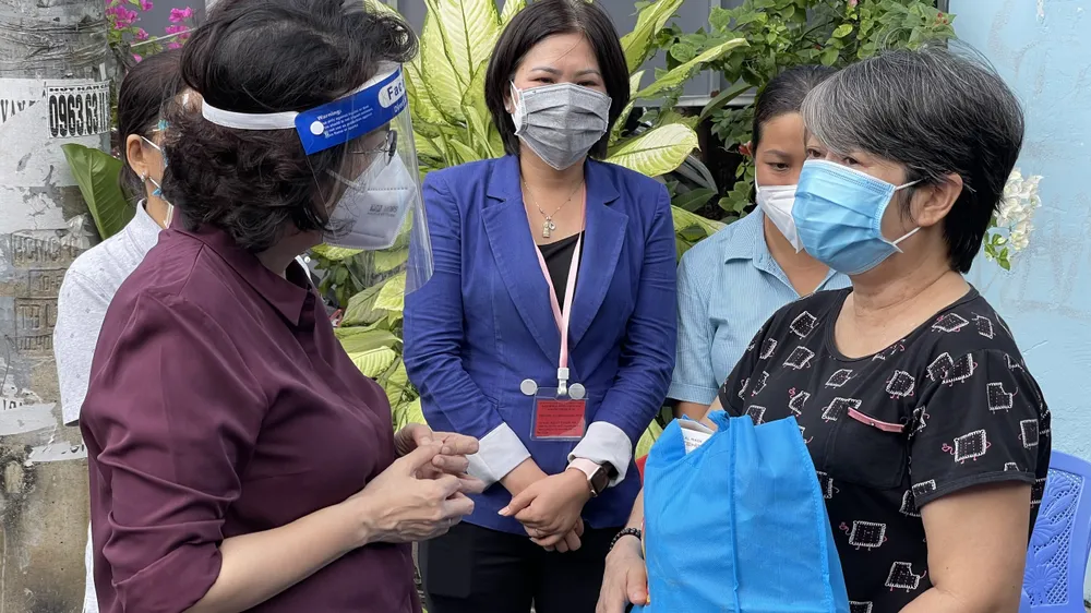 Lãnh đạo TPHCM thăm, tặng quà hộ dân khó khăn do dịch Covid-19