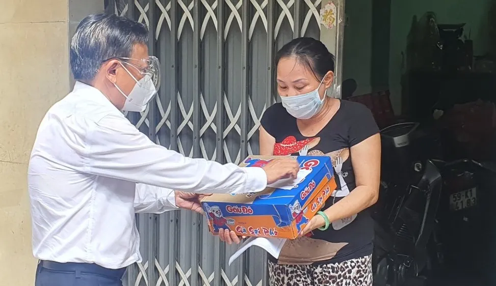 Đồng chí Nguyễn Hữu Hiệp tặng quà người Hoa ở quận 11 có hoàn cảnh khó khăn do dịch Covid-19 