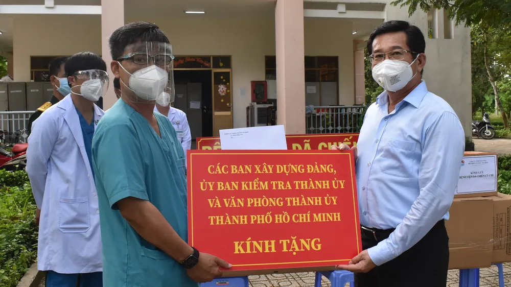 Đồng chì Dương Ngọc Hải trao bảng tượng trưng trao tặng trang thiết bị, vật tư y tế cho Bệnh viện dã chiến Củ Chi