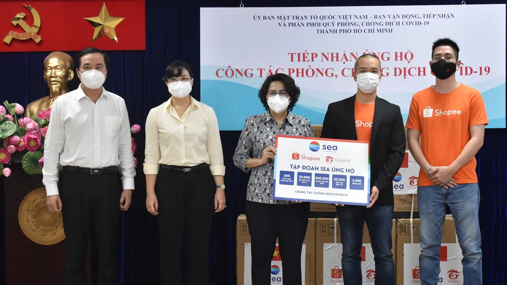 Lãnh đạo TPHCM tiếp nhận vật tư y tế Tập đoàn Sea trao tặng phòng chống dịch Covid-19