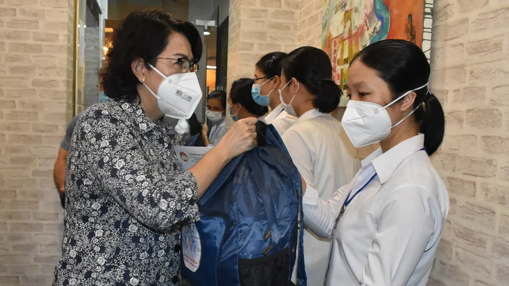 Chủ tịch Ủy ban MTTQ Việt Nam TPHCM Tô Thị Bích Châu tặng quà động viên các tình nguyện viên tôn giáo tham gia công tác chống dịch Covid-19. Ảnh: ĐÌNH LÝ