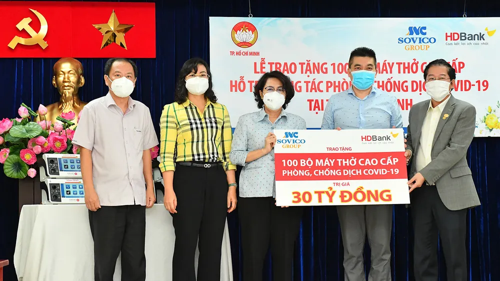 Chủ tịch Ủy ban MTTQ VN TPHCM Tô Thị Bích Châu và Phó Chủ tịch UBND TPHCM Phan Thị Thắng tiếp nhận 100 bộ máy thở cao cấp do Sovico và HD Bank trao tặng. Ảnh: VIỆT DŨNG