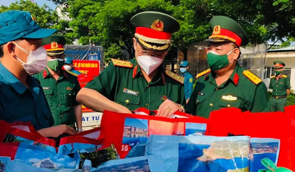 Trung tướng Nguyễn Văn Nam, Tư lệnh Bộ Tư lệnh TPHCM kiểm tra các phần quà tặng người dân gặp khó khăn trên địa bàn quận 12