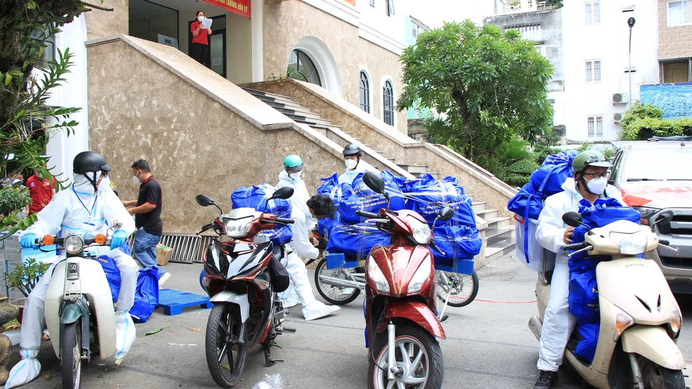 Đội hình SOS Trung tâm An sinh TPHCM vận chuyển hàng hỗ trợ tới cho người dân