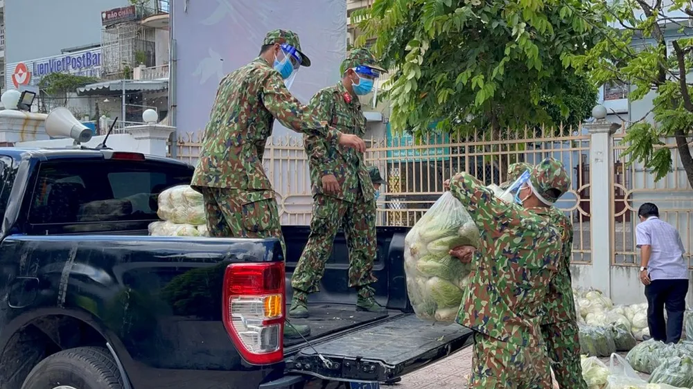 Lực lượng quân đội hỗ trợ vận chuyển nhu yếu phẩm đến người dân ở quận 11