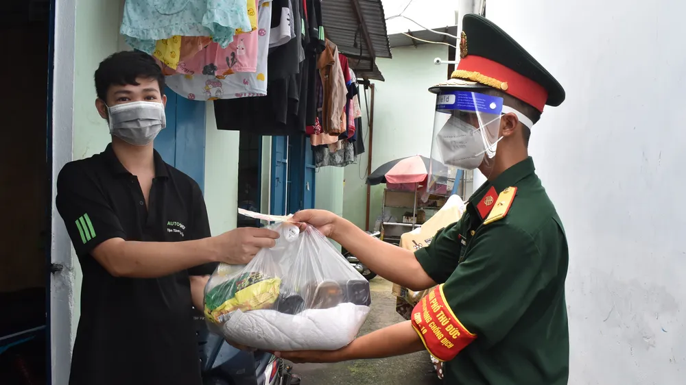 Trao quà hỗ trợ cho người lao động khó khăn ở khu trọ trên đường Kha Vạn Cân, phường Linh Trung, TP Thủ Đức