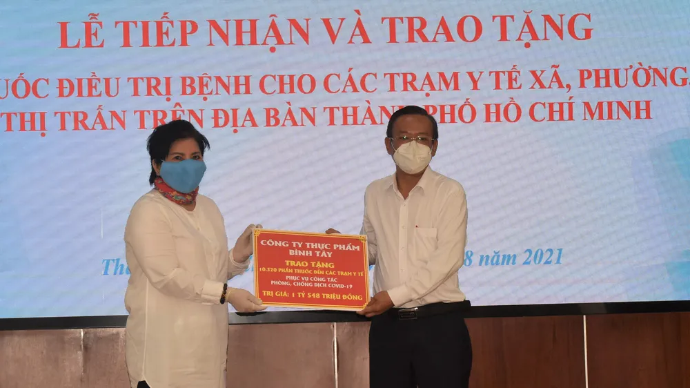 Công ty Cổ phần Thực phẩm Bình Tây tặng Ban Dân vận Thành ủy TPHCM 10.320 phần thuốc điều trị