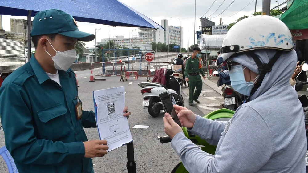 Người dân quét mã vạch khai báo di chuyển nội địa khi đi qua các chốt kiểm soát ở TPHCM. Ảnh: ĐÌNH LÝ