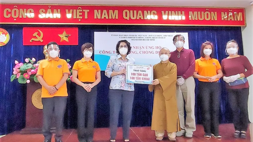 Đồng chí Tô Thị Bích Châu tiếp nhận Quỹ Đạo Phật ngày nay - chùa Giác Ngộ.