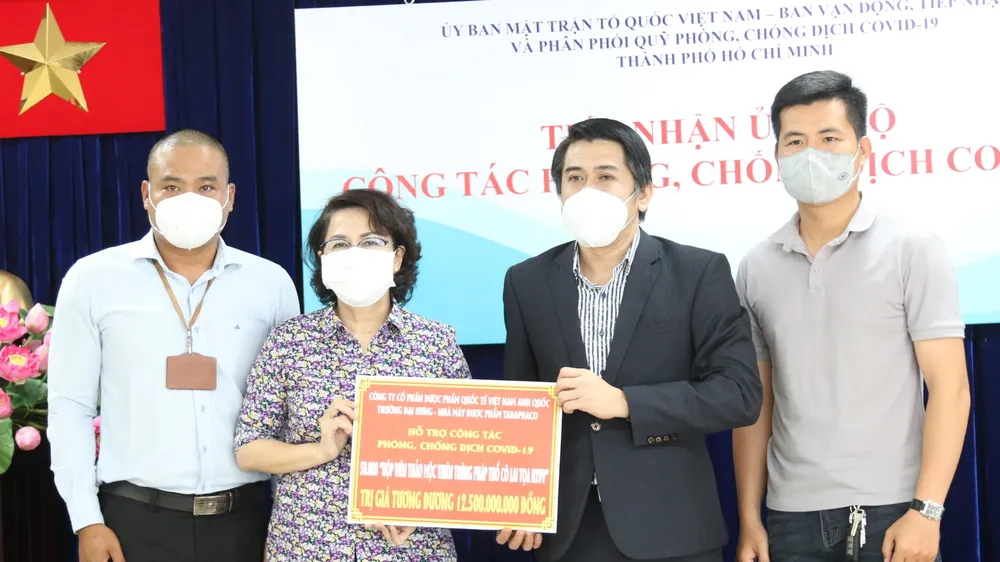 Chủ tịch Ủy ban MTTQ Việt Nam TPHCM Tô Thị Bích Châu tiếp nhận ủng hộ từ Công ty Cổ phần Dược phẩm Quốc tế Việt Nam Anh Quốc Trường Đại Hưng - Nhà máy Dược phẩm Tadaphaco