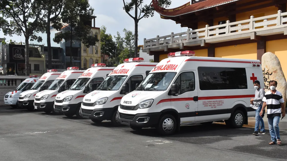 Giáo hội Phật giáo Việt Nam TPHCM và Hội Từ thiện chùa Tường Nguyên trao tặng xe cứu thương cho các bệnh viện