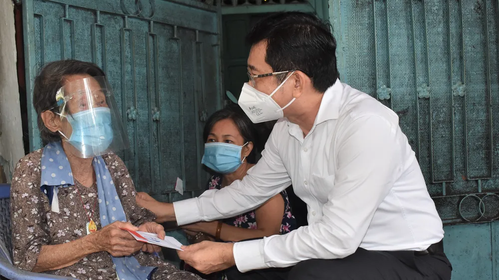 Chủ nhiệm Ủy ban Kiểm tra Thành ủy TPHCM Dương Ngọc Hải thăm, tặng quà cụ Nguyễn Thị Hải 