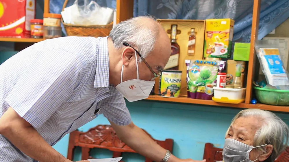 Trưởng Ban Tuyên giáo Thành ủy TPHCM Phan Nguyễn Như Khuê thăm hỏi người cao tuổi ở quận 10. Ảnh: DŨNG PHƯƠNG