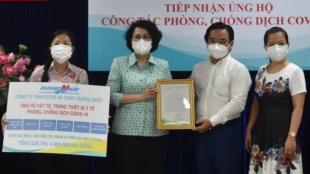 Chủ tịch Ủy ban MTTQ Việt Nam TPHCM Tô Thị Bích Châu tiếp nhận ủng hộ từ Công ty TNHH Đầu tư Xây dựng và Công nghệ Môi trường Dương Nhật. Ảnh: ĐÌNH LÝ