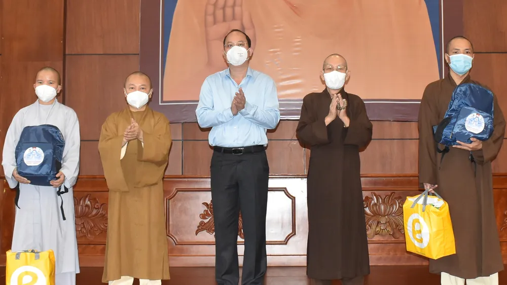 Phó Bí thư Thành ủy TPHCM Nguyễn Hồ Hải tặng quà các tình nguyên viên tại lễ xuất quân