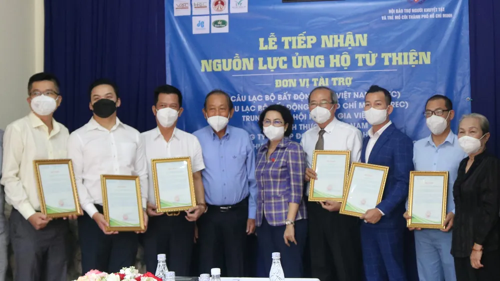 Nguyên Phó Thủ tướng Chính phủ Trương Hòa Bình và các đại biểu chụp hình lưu niệm tại lễ trao tặng