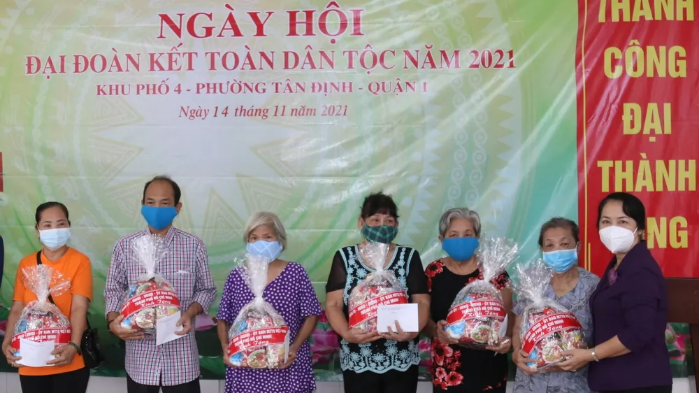 Bí thư Quận ủy quận 1 Trần Kim Yến tặng quà hộ gia đình chính sách, gia đình có hoàn cảnh khó khăn khu phố 4, phường Tân Định, quận 1 