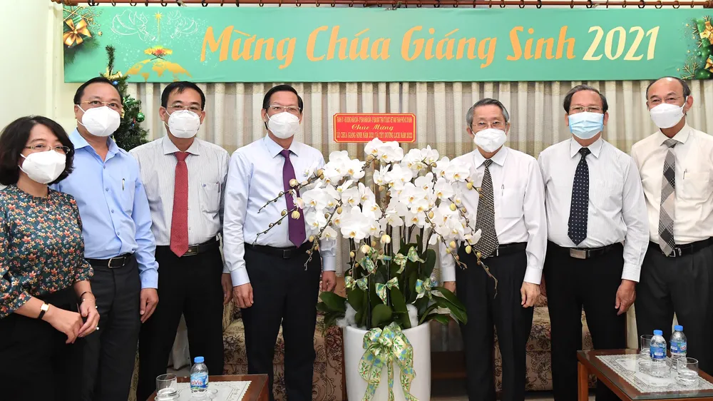 Chủ tịch UBND TPHCM Phan Văn Mãi chúc mừng Mục sư Hội trưởng Thái Phước Trường nhân dịp Giáng Sinh. Ảnh: VIỆT DŨNG
