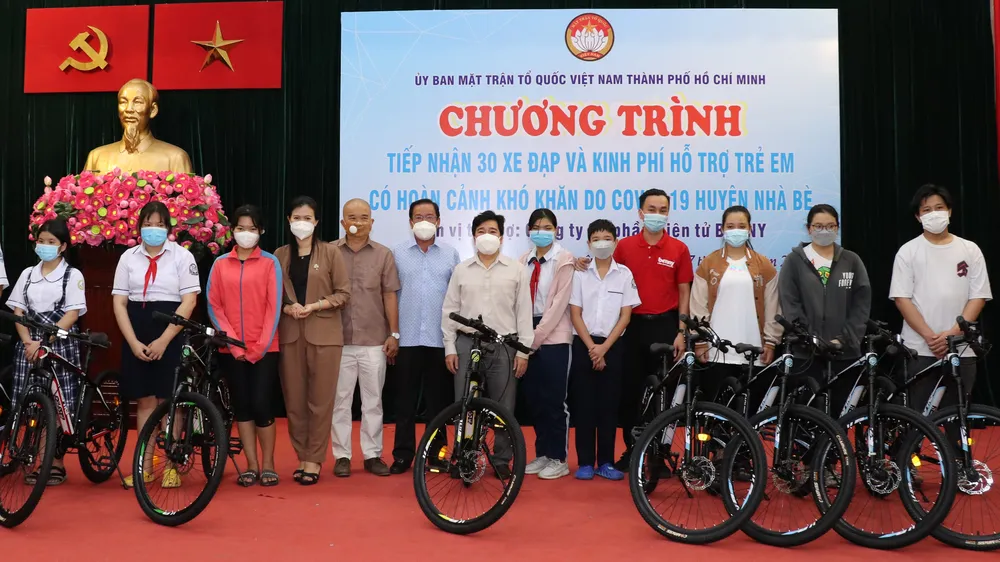 Trao tặng xe đạp cho các em có hoàn cảnh khó khăn