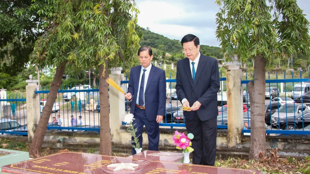 Phó Thủ tướng Mai Văn Chính dâng hương tưởng niệm liệt sĩ tại Nha Trang