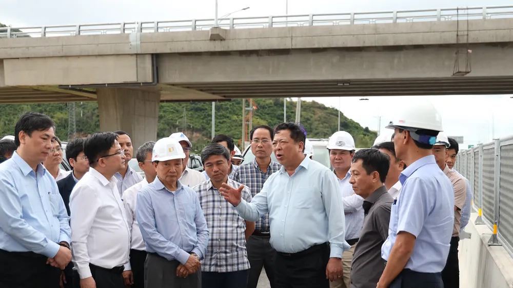 Bộ trưởng Trần Hồng Minh và Đoàn công tác Bộ Xây dựng kiểm tra thực tế dự án đường bộ cao tốc Vân Phong - Nha Trang. Ảnh: HIẾU GIANG